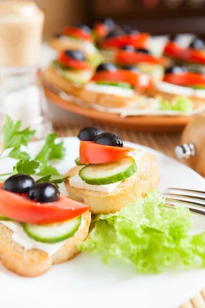 Canape with olives and cheese — Stock Photo, Image