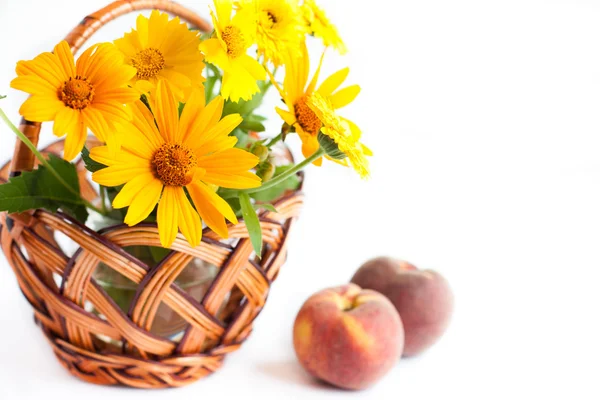 Kleiner Strauß gelber Ringelblumen und Pfirsiche — Stockfoto