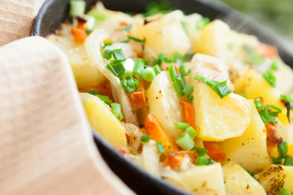 Grandi pezzi di patate con verdure e formaggio — Foto Stock