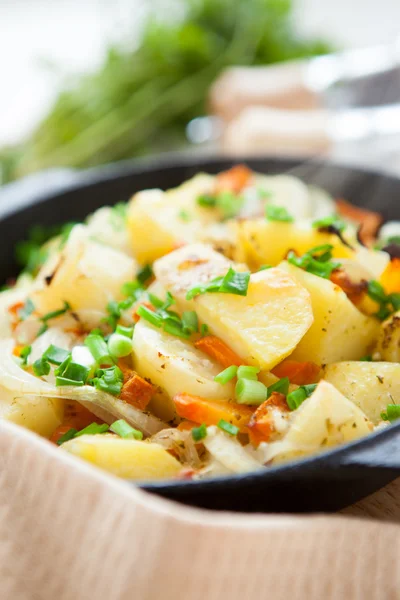 Potato gratin in a round pan — Stock Photo, Image