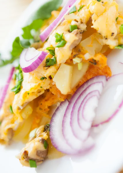 Appetizing baked potatoes with vegetables — Stock Photo, Image