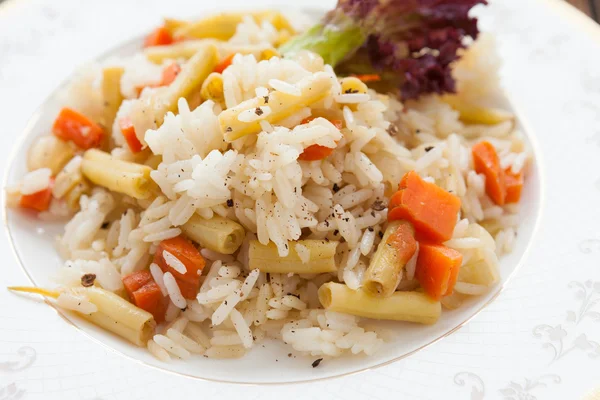 Sebzeler ile hazırlanan pirinç — Stok fotoğraf