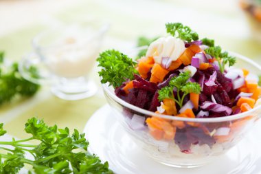 şeffaf bir salata kasesine salata