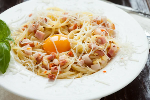 Spaghetti carbonara with yolk — Stock Photo, Image