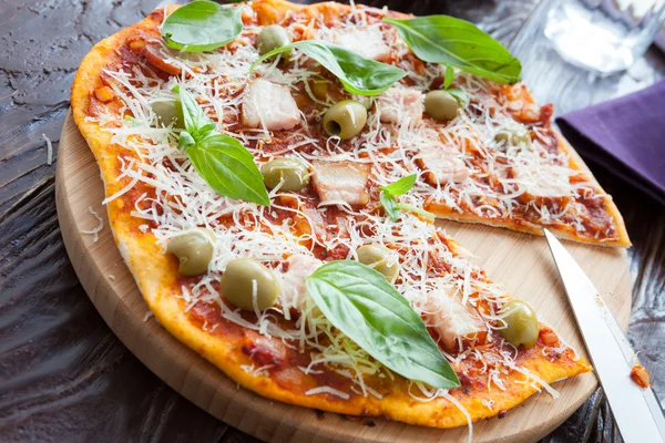 Homemade thin pizza with bacon and green olives — Stock Photo, Image