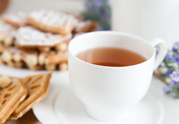 Tasse duftenden Tee aus weißem Porzellan — Stockfoto
