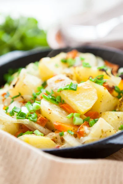 Patatas con cebollas verdes cocidas en una sartén —  Fotos de Stock