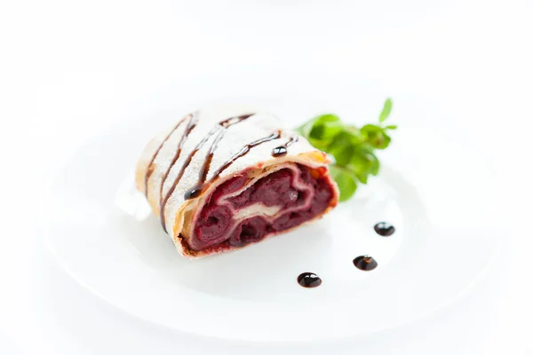 Stuk van cherry strudel op een witte plaat — Stockfoto