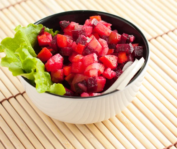 A salad of potatoes, beets and onions with green salad — Stock Photo, Image