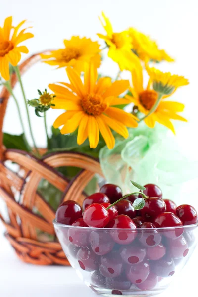 Летняя договоренность - спелые вишни и букет цветов — стоковое фото