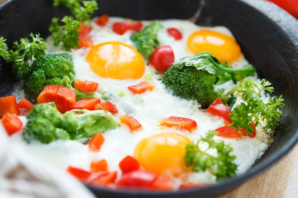 Oeufs avec brocoli et poivrons dans une casserole — Photo