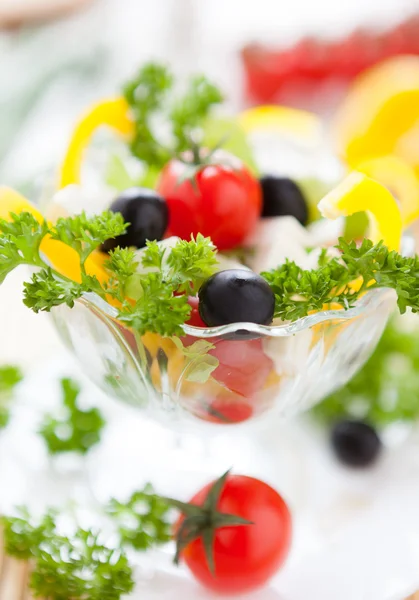 Ensalada deliciosa con tomates feta y cereza — Foto de Stock