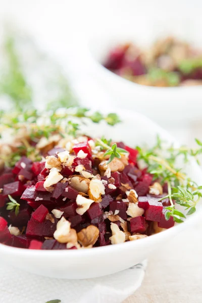 Rübensalat mit zerdrückten Walnüssen — Stockfoto