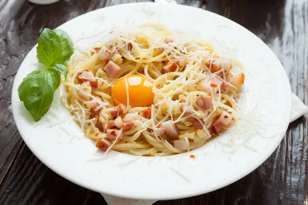 Spaghetti with bacon and grated cheese — Stock Photo, Image