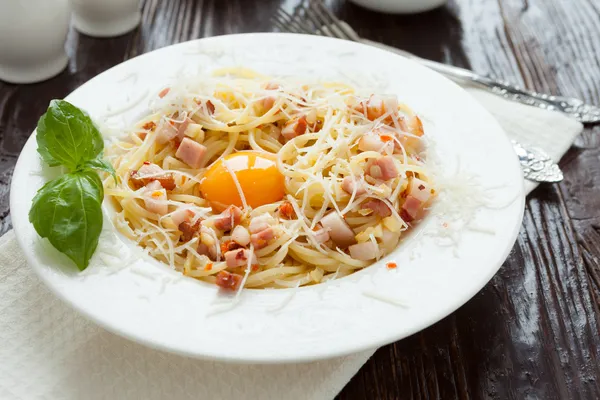 Spaghetti med skinka och parmesan — Stockfoto