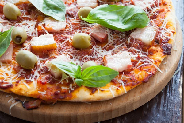 Pizza med tomater och bacon — Stockfoto