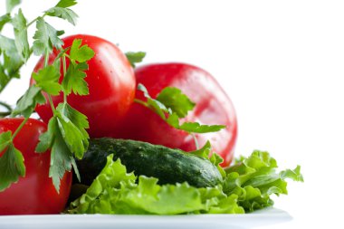 Beyaz arka planda taze sebzeler