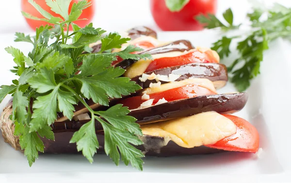 Aubergine gevuld met kaas en tomaten — Stockfoto