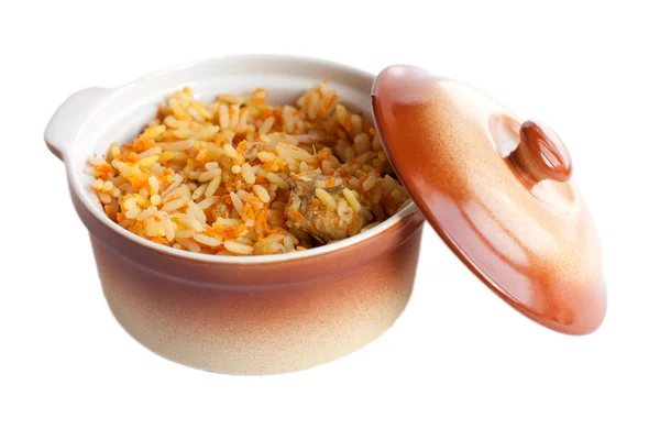 고기와 세라믹 냄비에 당근 맛 있는 쌀 — 스톡 사진