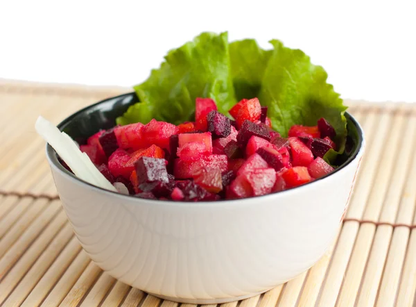 Nahrhafter Salat mit Zwiebeln in weißer Salatschüssel — Stockfoto