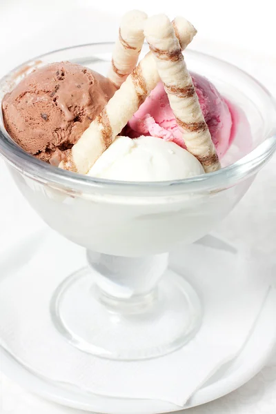 Три ложки мороженого на белом фоне — стоковое фото