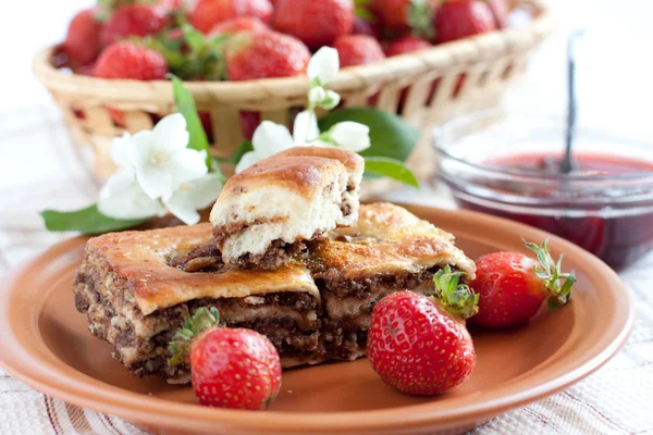 East walnut baklava and fresh strawberries — Stock Photo, Image