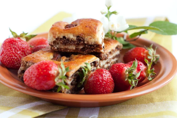 Rossig koekjes en verse aardbeien — Stockfoto