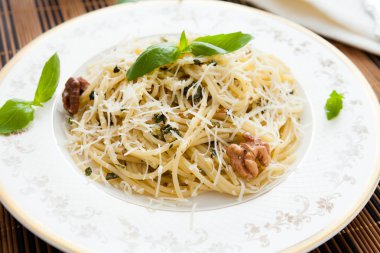 Ceviz pesto ve parmesan makarna