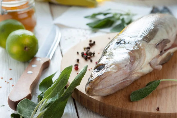 Raw fish on a cutting board, perch — Stock Photo, Image