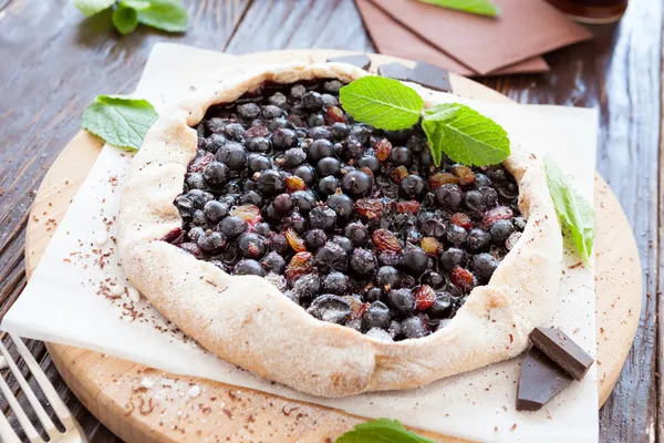 Tarte aux baies avec une tranche de chocolat noir — Photo