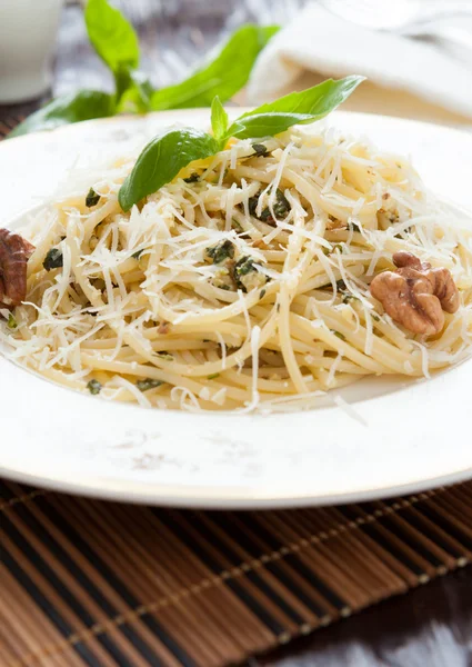 Spaghetti with pesto and walnuts — Stock Photo, Image