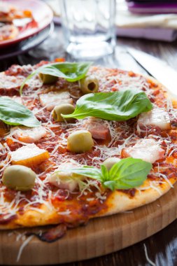 domates sosu ve pastırmalı pizza