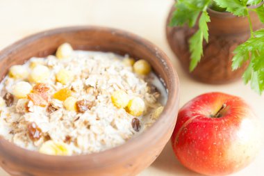 tabak müsli ve yakın Kırmızı elma