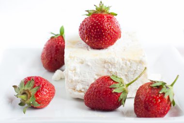 büyük parça peynir ve taze olgun çilek