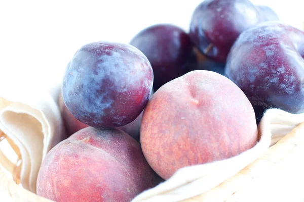 Peaches and plums close-up — Stock Photo, Image