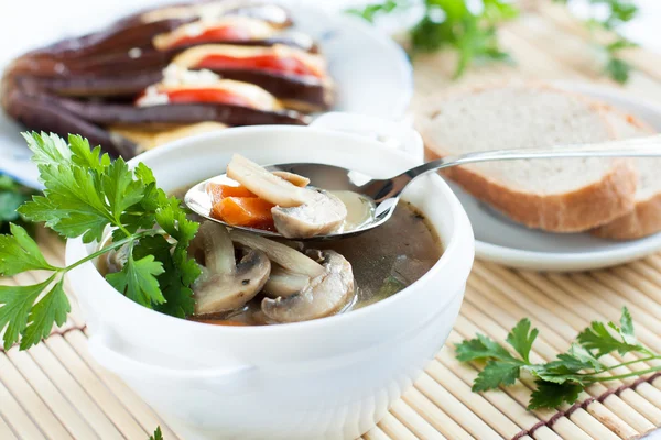 Köttsoppa med färska champinjoner — Stockfoto