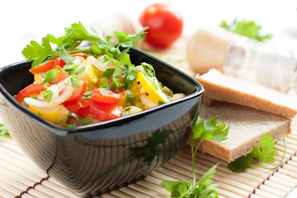 Buharda pişmiş sebzeler - yalın düşük yağlı yemek — Stok fotoğraf