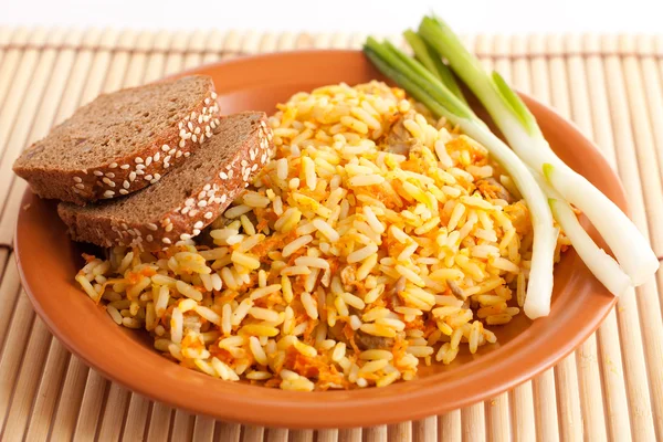 Un petit déjeuner sain composé de riz, de légumes et de pain de maïs — Photo
