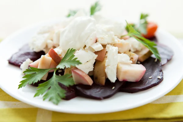 Salada nutritiva com beterraba torrada e queijo — Fotografia de Stock