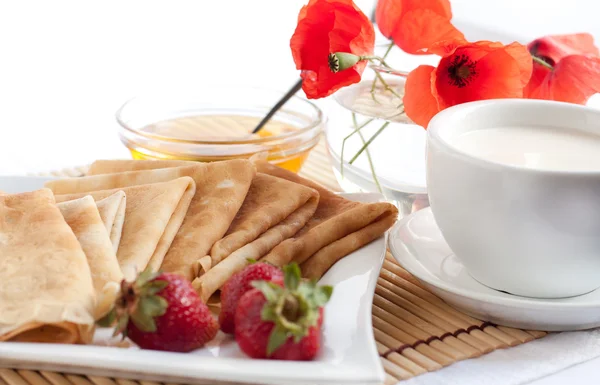 Pfannkuchen mit Milch, Beeren und Honig — Stockfoto