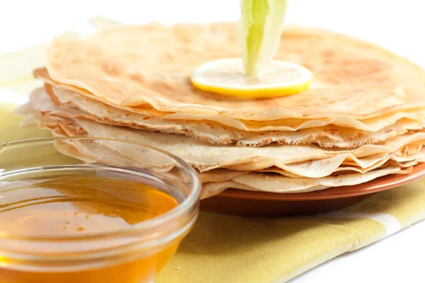 Frische Pfannkuchen auf einem Teller — Stockfoto