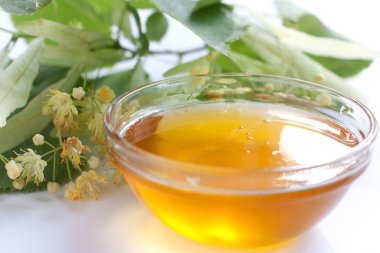 şeffaf bir kabın içinde altın bal