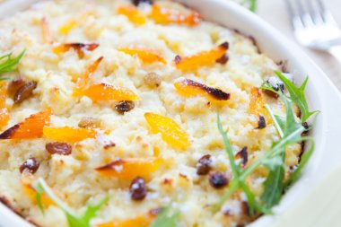 Curds puding muz ve kuru meyve ile pişmiş