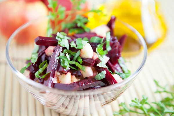 Salad with beets, apples, and sweet basil — Stock Photo, Image