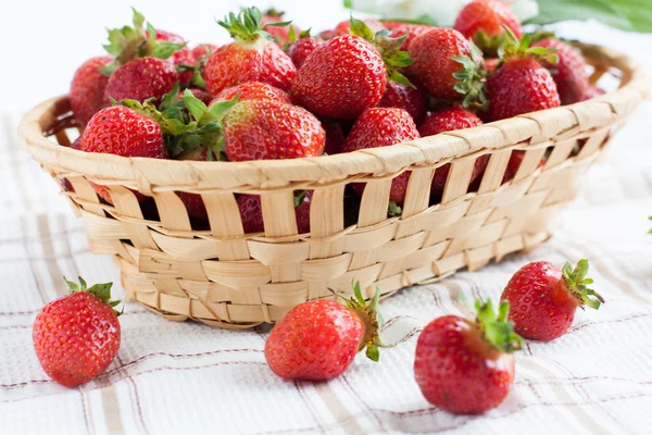 A basket of ripe strawberries on a napkin — Stock Photo, Image