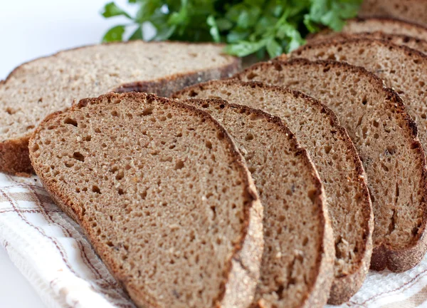 Chleb żytni, pokrojone na kawałki — Zdjęcie stockowe