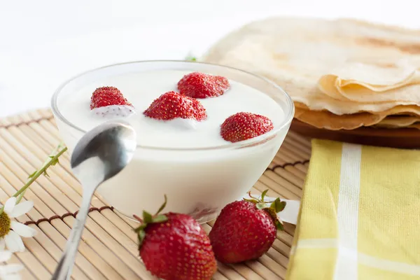 Strawberry Yoghurt en een plaat van pannenkoeken — Stockfoto