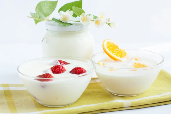 Mjölk efterrätt med färsk frukt, yoghurt, — Stockfoto