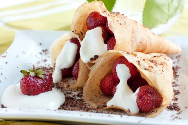 Pannenkoeken met aardbeien en room — Stockfoto