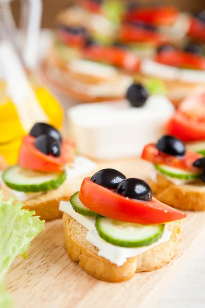 Delicious canapés and fresh vegetables — Stockfoto